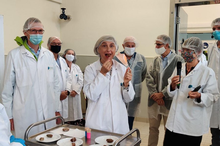 Minister Crevits proeft hamburgers met nieuwsoortige eiwitten