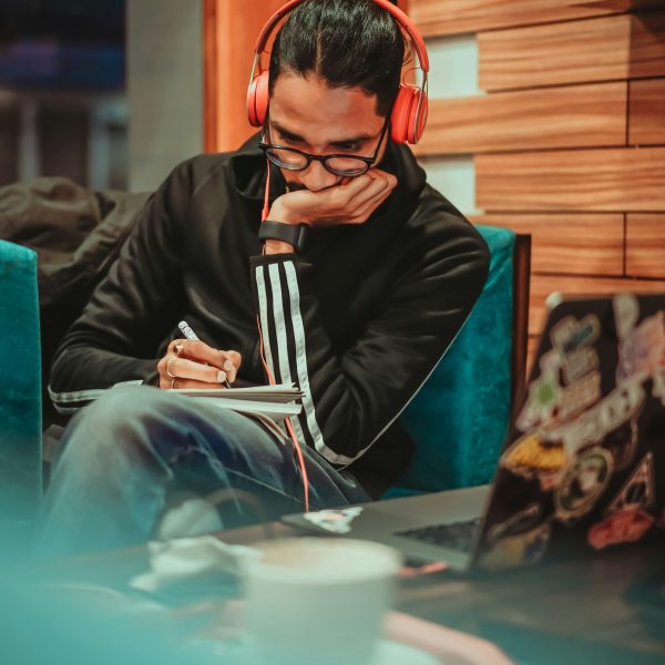 Podcast muziek hoofdtelefoon luisteren man