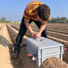 Plastic box voor lachgasmeting op aardappelrug