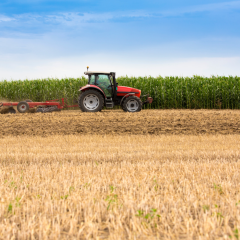 Akkerland met tractor