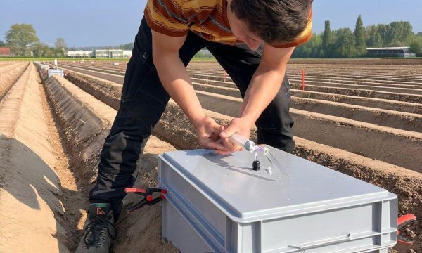 Plastic box voor lachgasmeting op aardappelrug