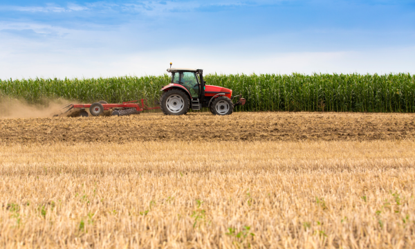 Akkerland met tractor