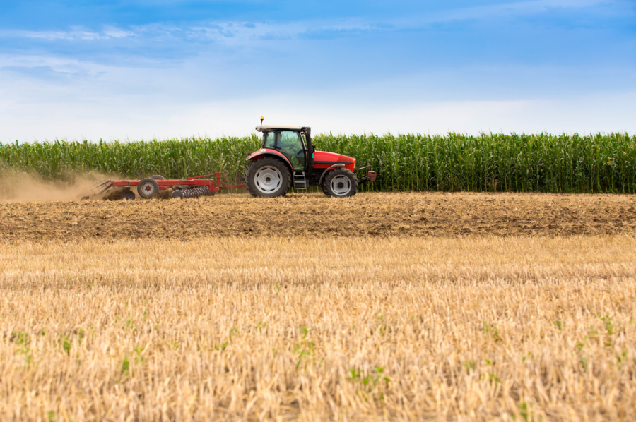 Akkerland met tractor