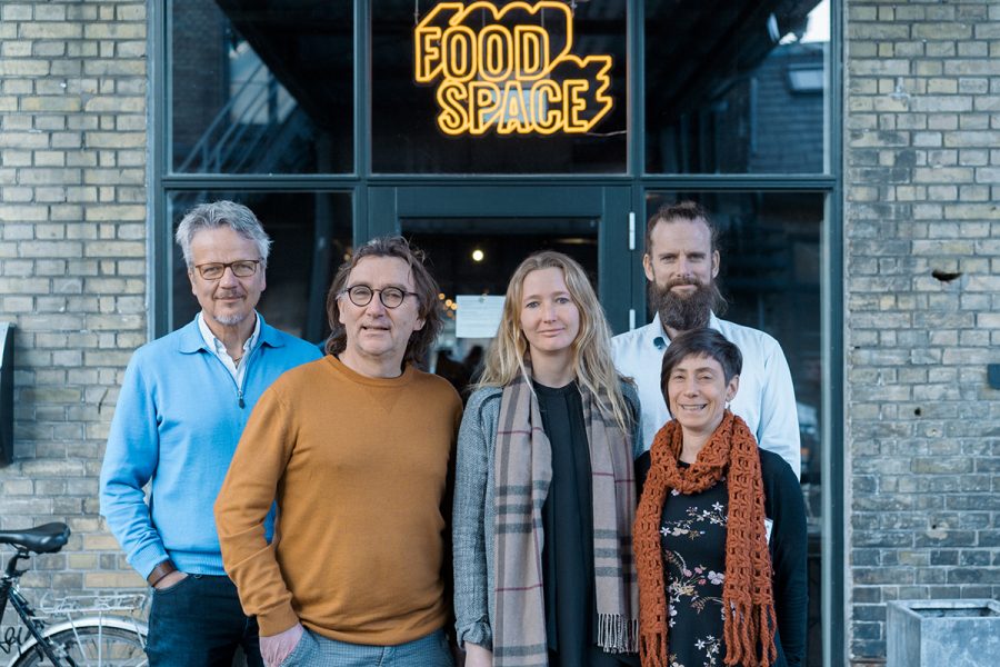 Groepsfoto van het team verantwoordelijk voor het Landbouwpark in Oostende. In de achtergrond ‘Food Space’ in neon letters