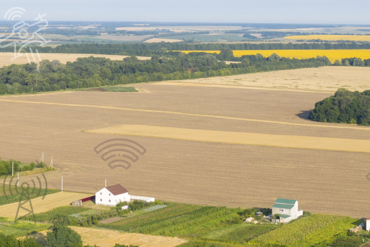 Het platteland met enkele huizen, pictogrammen van een zendmast, wifi en een drone