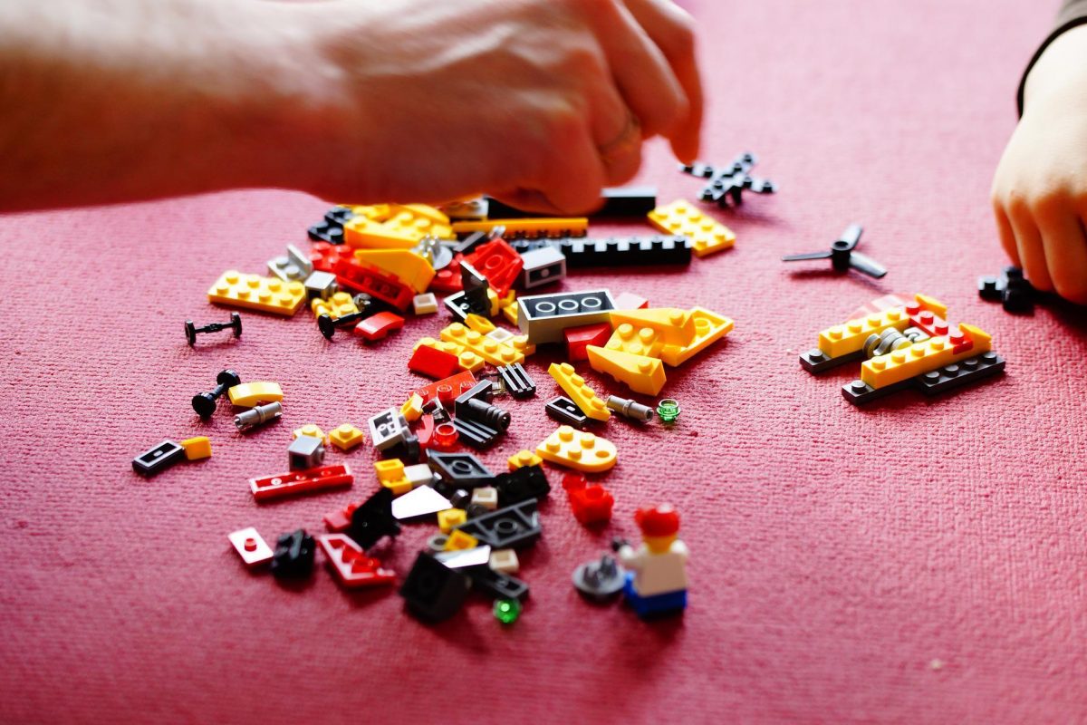 Lego bouwen op een tapijt