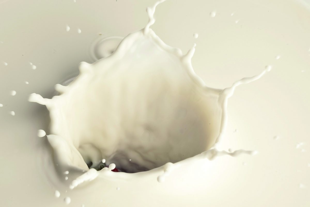 De inslag van een druppel melk in melk