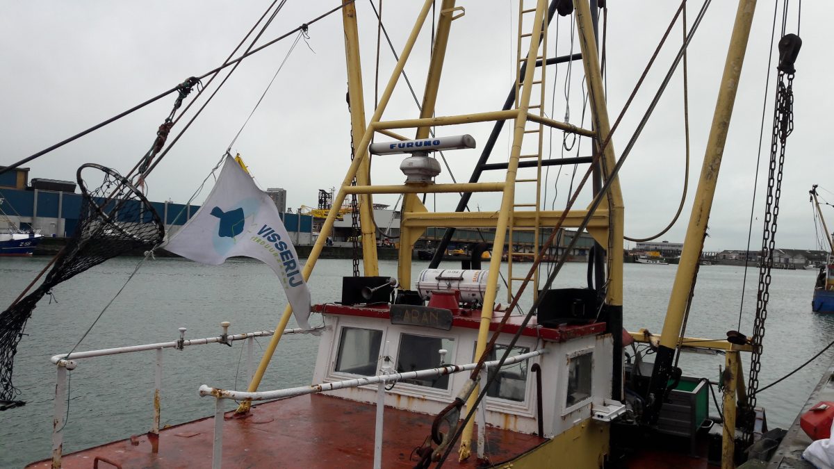 Vaartuig in de haven van Oostende met de vlag van '"Visserij Verduurzaamt"