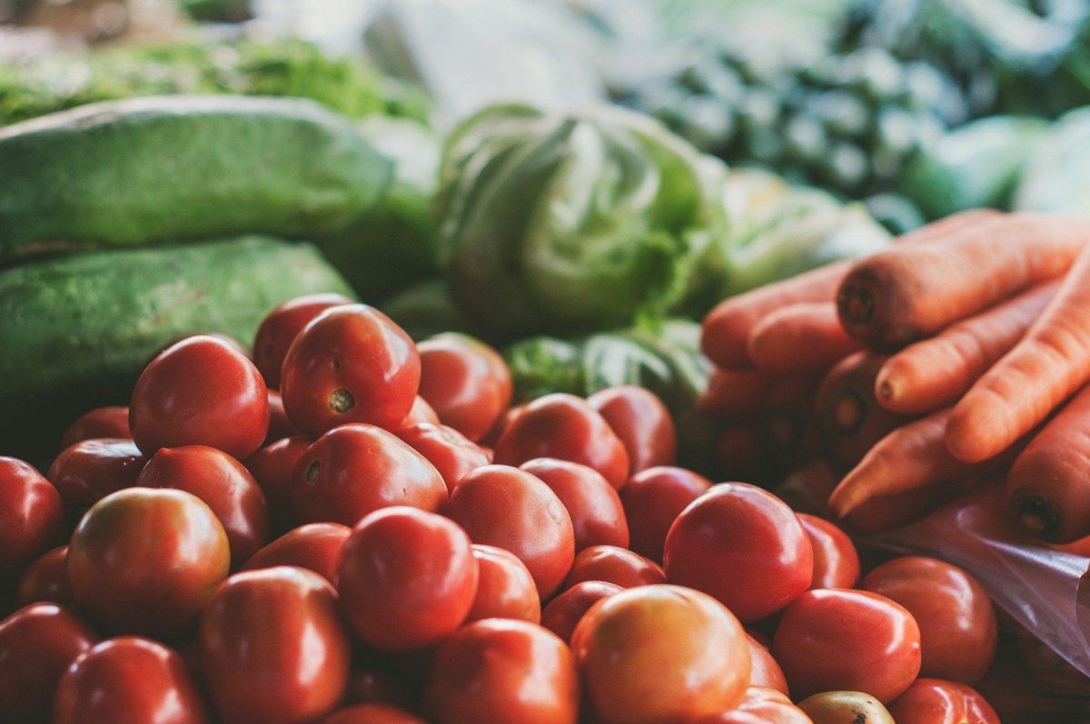 Verse tomaten, wortels, komkommers en nog wat groenten in een marktkraam