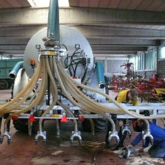 Twee landbouwers werken aan een mesttank