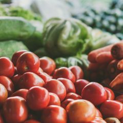 Verse tomaten, wortels, komkommers en nog wat groenten in een marktkraam