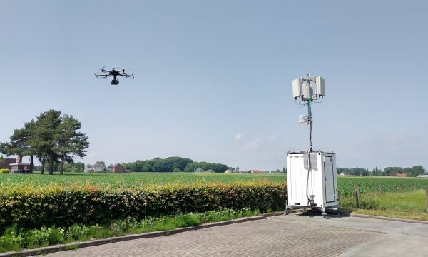 beeld van 5G mast met drone die er naast vliegt