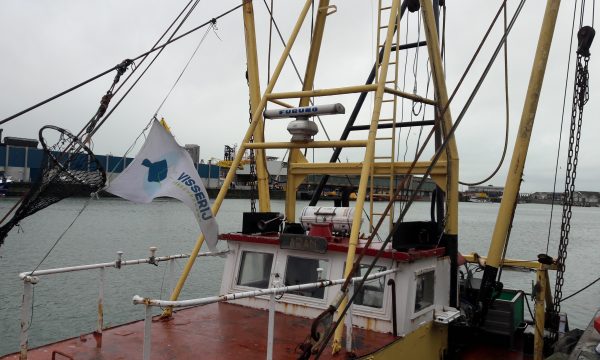 Vaartuig in de haven van Oostende met de vlag van &#039;"Visserij Verduurzaamt"