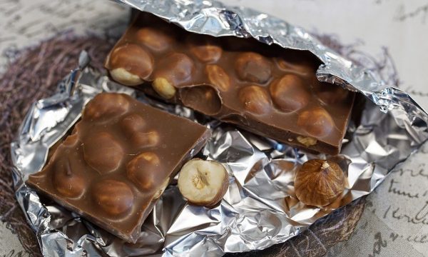 stukken melkchocolade met duidelijk zichtbare hazelnoten