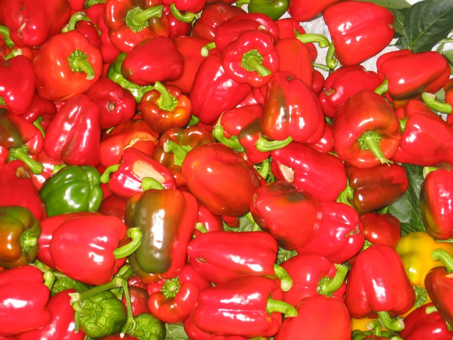 Een stapel rode paprika’s