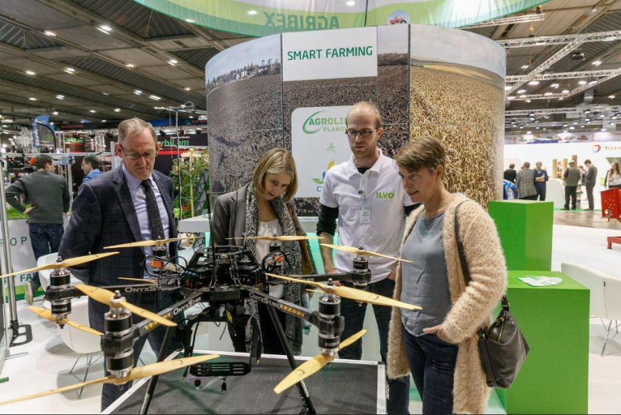 Vlaams minister van Omgeving, Natuur en Landbouw Joke Schauvliege op de Smart Farming stand op het Agribex evenement, inspectie van een drone