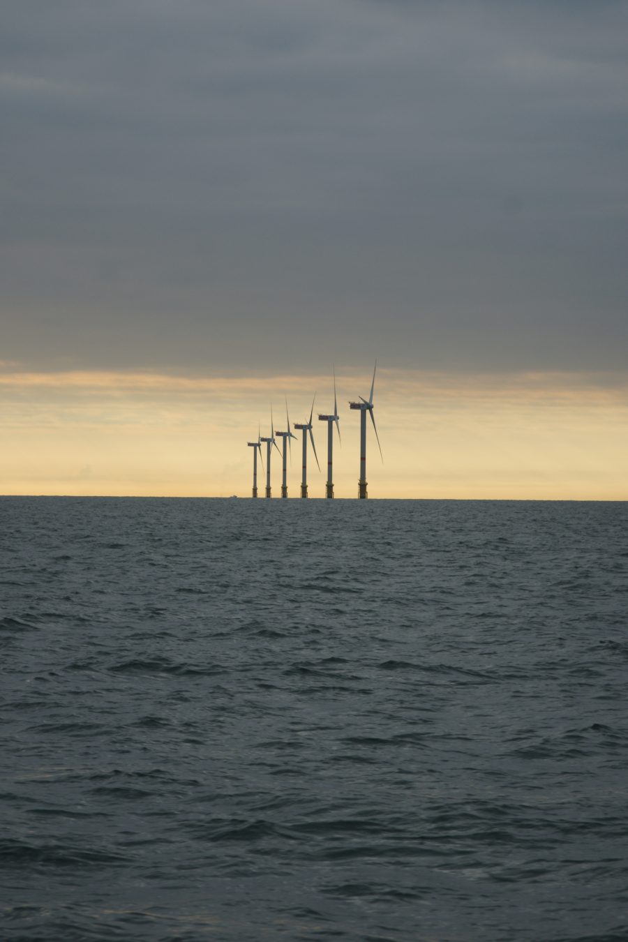 Zes windmolens op zee