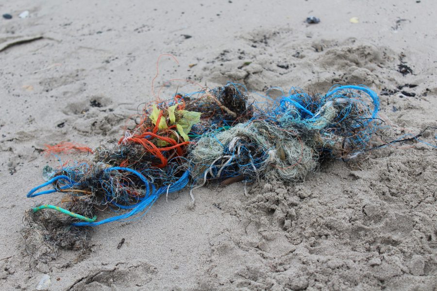 Afval afkomstig van visnetten op het strand