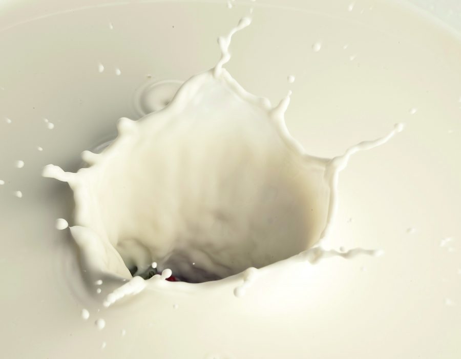 De inslag van een druppel melk in melk
