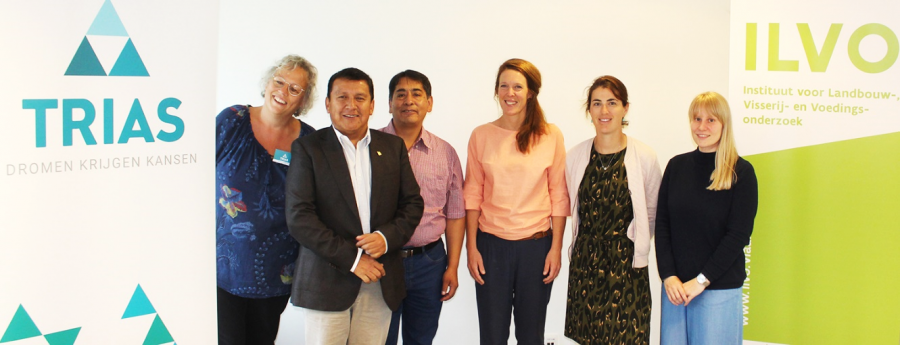 Groepsfoto van 6 personen met ILVO, TRIAS, HOGENT en een Peruaanse delegatie (UNAJMA).